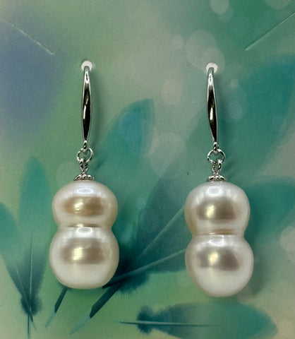 WHITE IPU EARRING