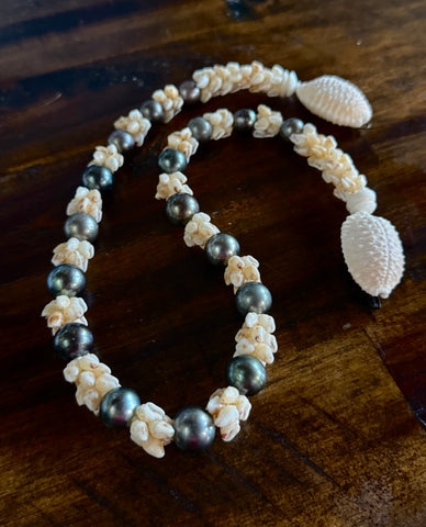 NIIHAU MOMI + TAHITIAN PEARL LEI (21 INCH)